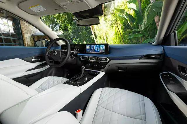 一寸沒(méi)加,橙色+黑頂,氣場(chǎng)翻倍,2026款日產(chǎn)軒逸憑設(shè)計(jì)更顯大氣