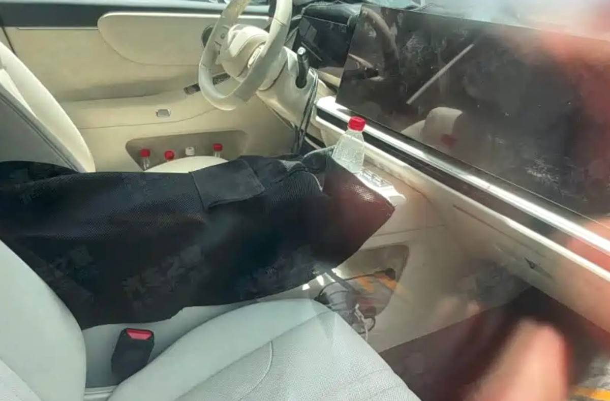 魏牌旗艦SUV內飾諜照!車長或接近5.3米,尺寸碩大,車內配雙聯屏