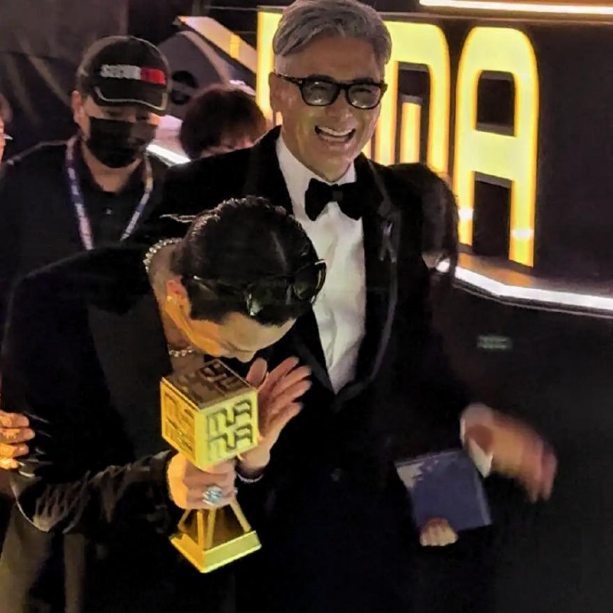 周潤發MAMA十年之約封神!與權志龍同框募捐,三語默哀看哭全場