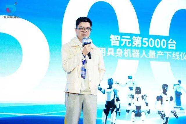 智元第5000臺通用具身機器人量產下線,靈犀X2交付黃曉明工作室
